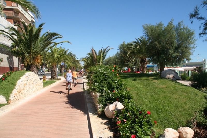 Bicicletta sul lungomare di San Benedetto del Tronto